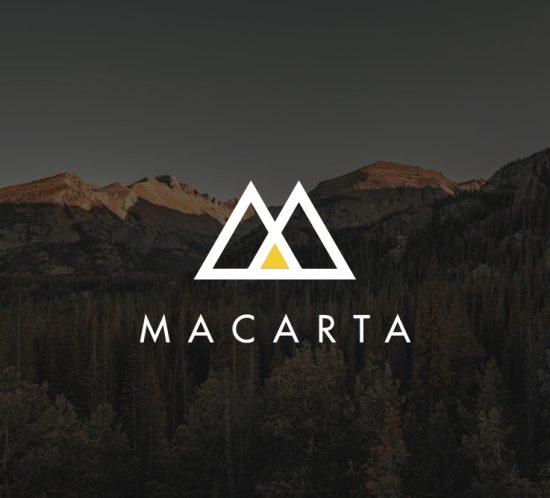 Montañas de Denver con el logo de Macarta sobre ellas. ¿Qué puede hacer Macarta por tu marca)