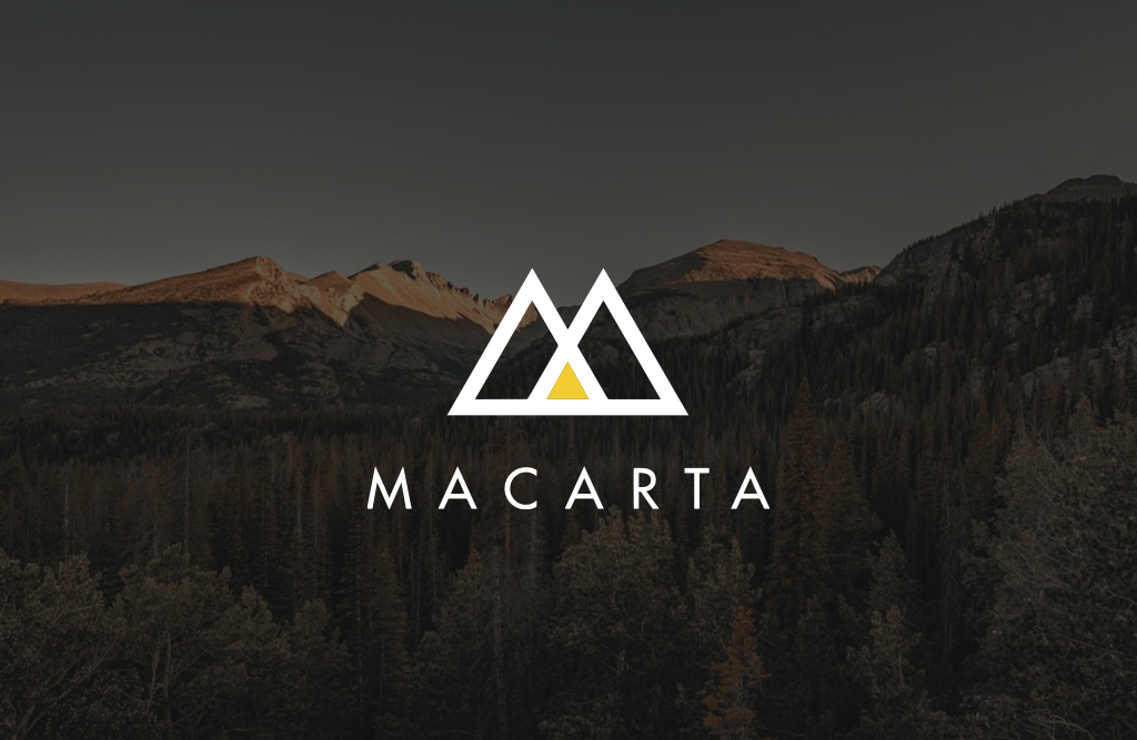 Montañas de Denver con el logo de Macarta sobre ellas. ¿Qué puede hacer Macarta por tu marca)
